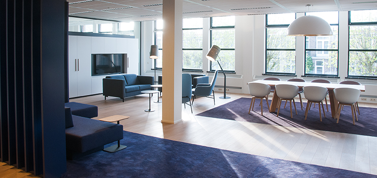 lage zit entree met banken, fauteuils en verlichting
