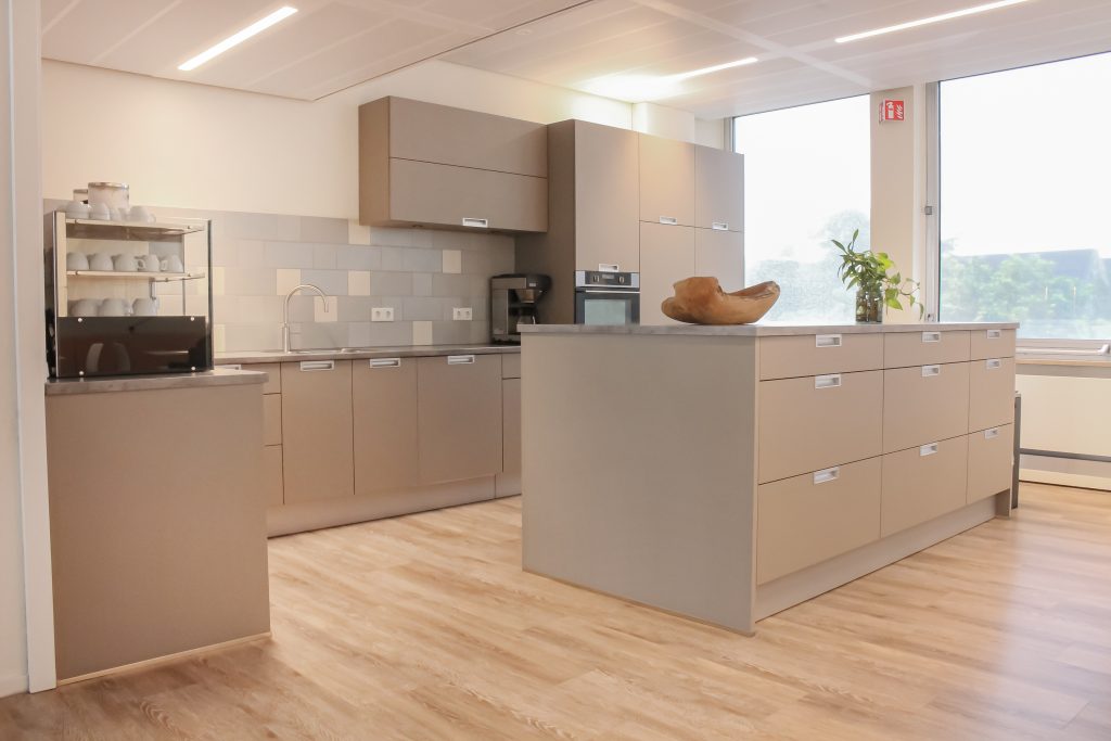 Keuken op maat met tegelwand. Taupe als hoofdkleur