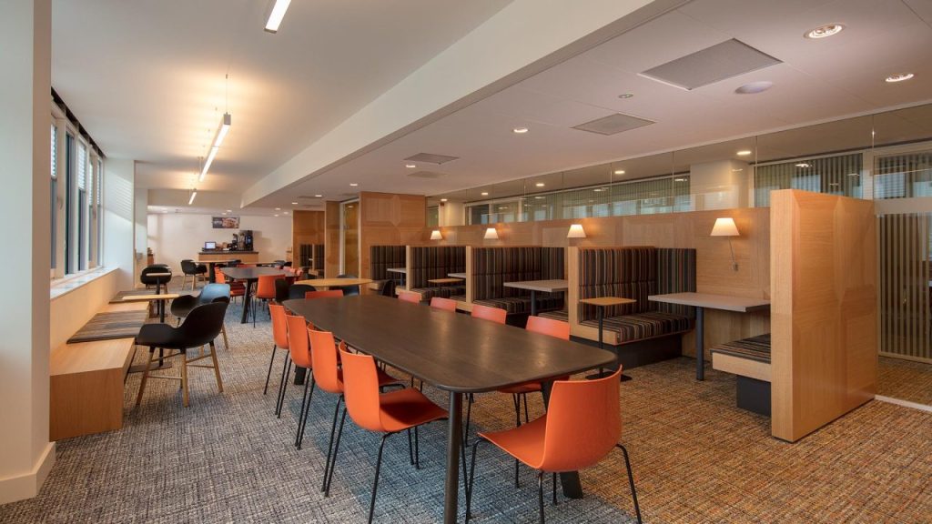 Restaurant met hoogwaardige interieurbouw, meubelstoffen en sfeerverlichting, Arper stoelen en Arco tafels
