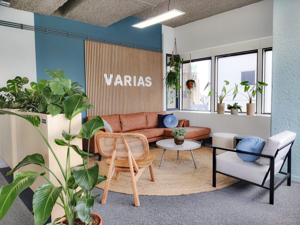 Kantoorhoek met een bank en fauteuils gecombineerd met een sisalkleed en plantenbakken