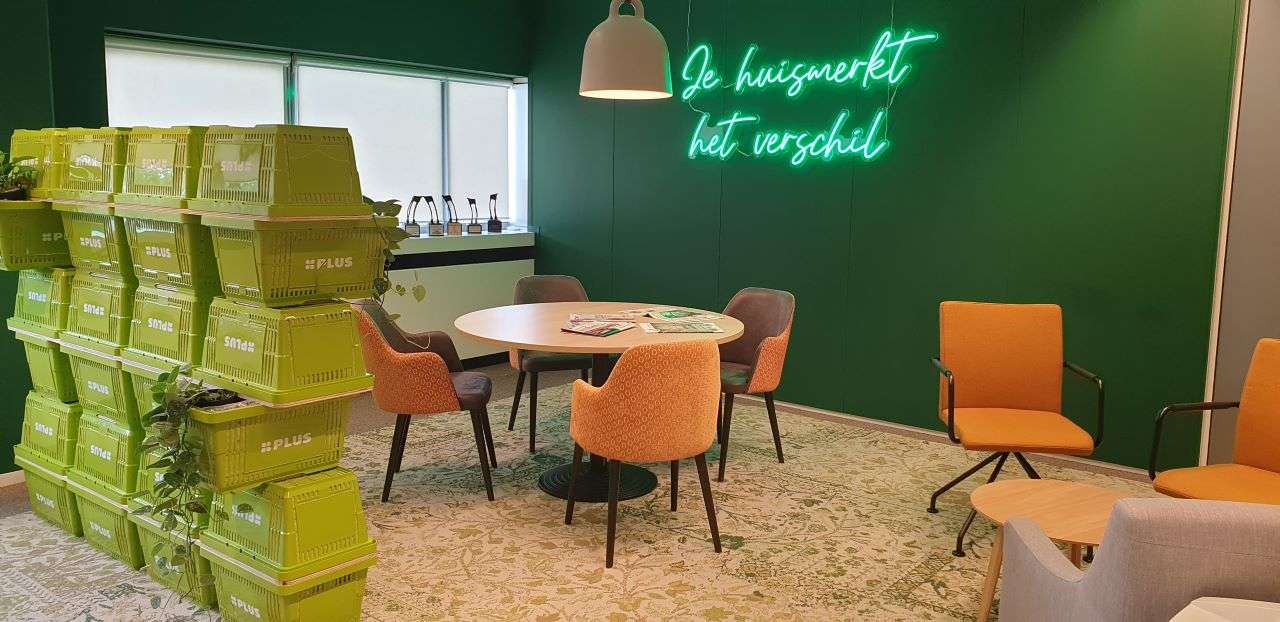 Lounge_Akoestisceh_Scheidingswand_planten_zitje_neon