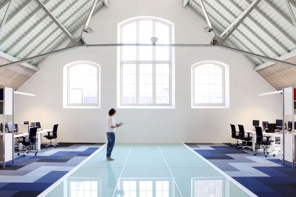 Karakteristiek pand, onder architectuur verbouwd, glazen vloer, duurzaam, twedehands meubilair, interieurbouw