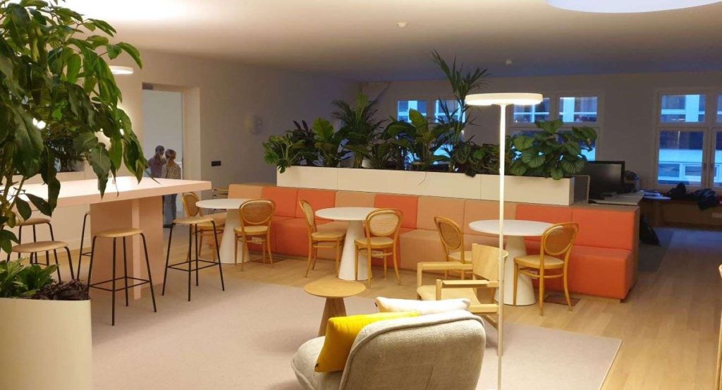 Sfeervolle inrichting van "De Nieuwe Liefde", een gebouw met meerdere publieke zalen. Ideaal voor een organisatie als het Cultuurfonds! Inrichting op basis van "het nieuwe werken", met grote variëteit in mogelijkheden om je werk te kunnen uitvoeren.