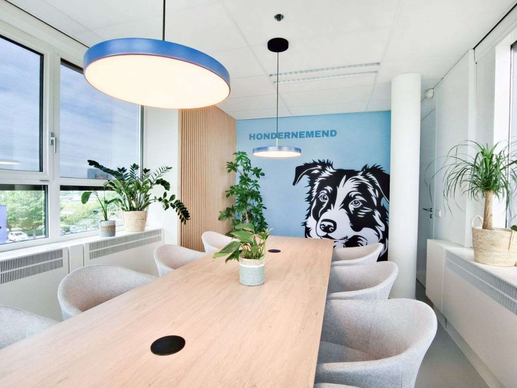 Complete kantooretage inrichten op basis van ontwerp van interieurarchitecte Louise de Ronde, honden, afbeeldingen, belcel, natuurlijk, hout, planten.