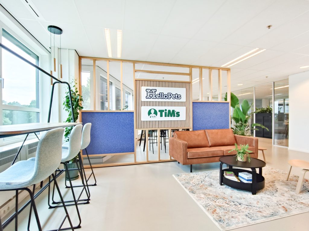ecoleder bank_ scheidingswand_ interieurbouw_vloerkleed