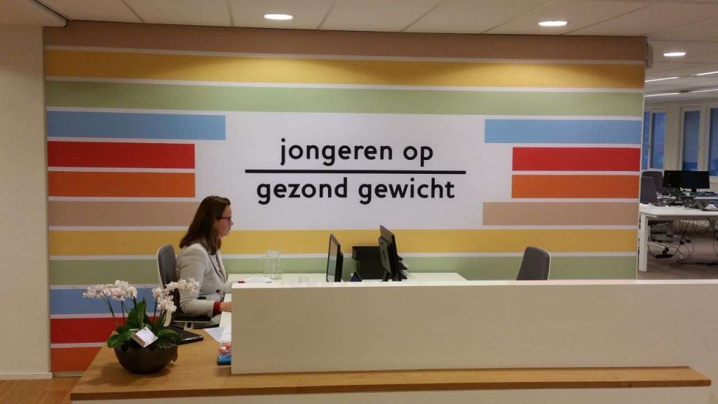 Paneel met logo en kleuren