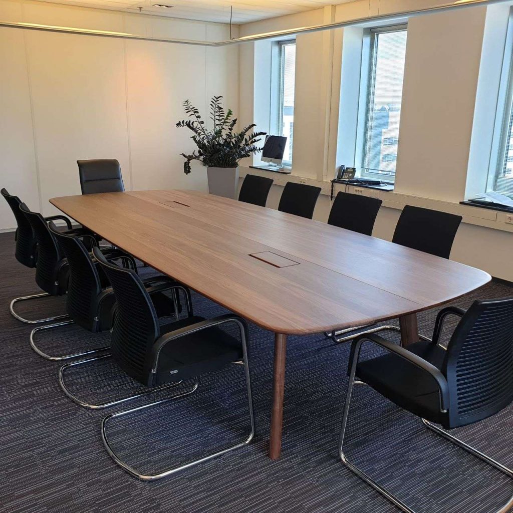 notenhouten vergadertafel voor het koninklijke genootschap van gerechtsdeurwaarders