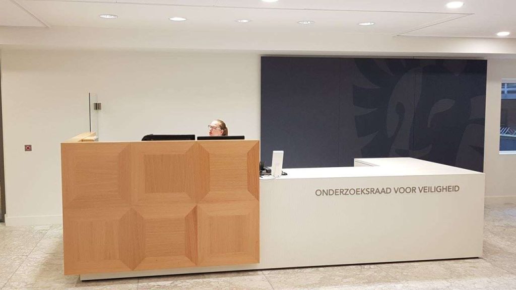 OvV, complete inrichting, ontwerp en uitvoering. Interieurbouw gecombineerd met standaard meubilair.