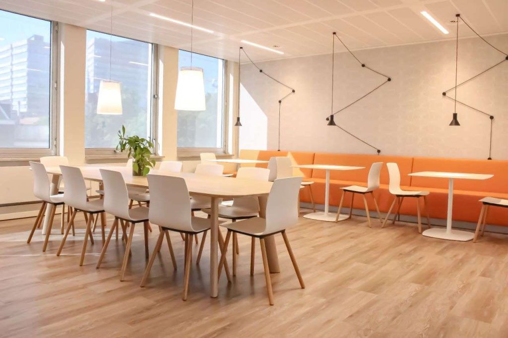 Design & Build project voor 750m², compleet ontwerp en uitgevoerd met inachtneming van de huiskleur oranje.